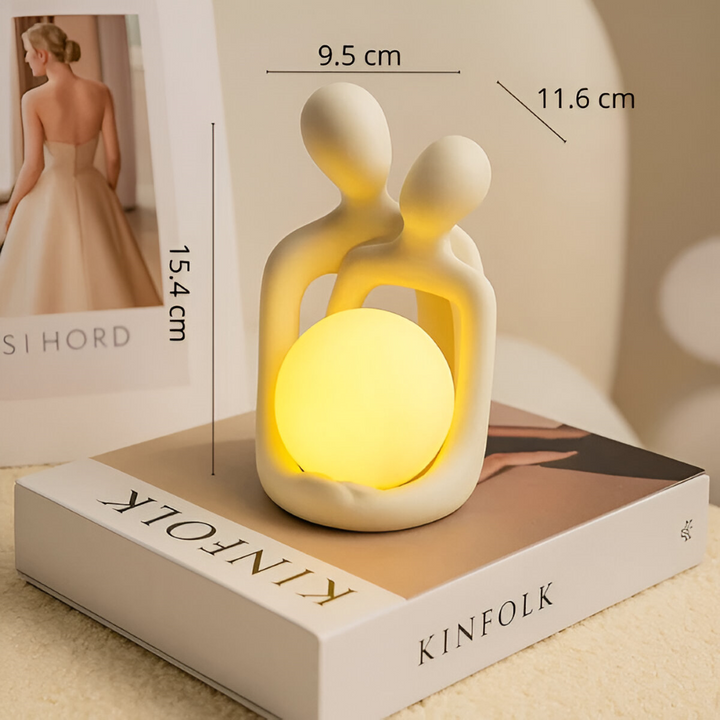 Figurine décorative lumineuse de couple enlacé. Art abstrait pour un intérieur moderne et une ambiance chaleureuse.
