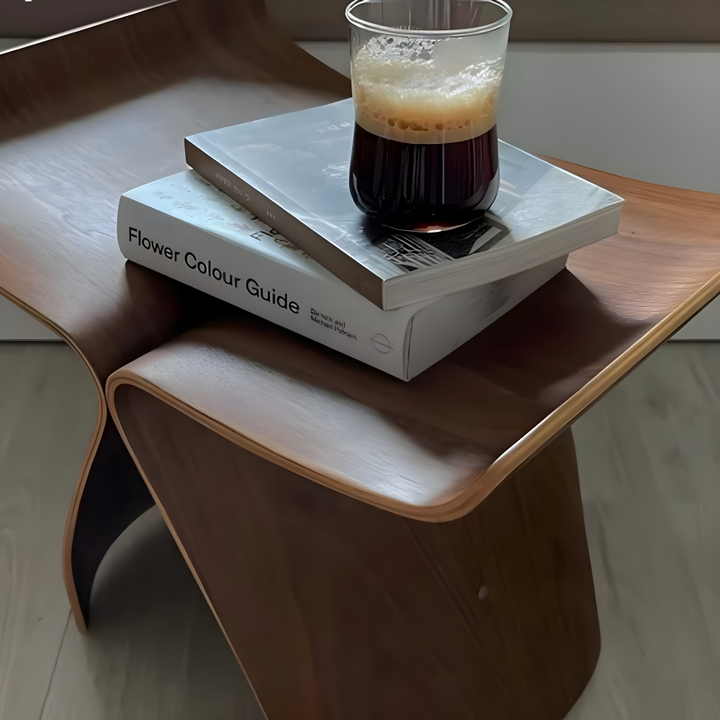 Pouf artisanal en bois massif, texture naturelle et design zen, meuble fait main unique et élégant.