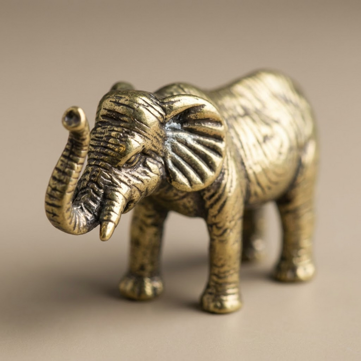 Figurine éléphant en laiton ciselé, objet d'art élégant pour décoration intérieure de luxe.