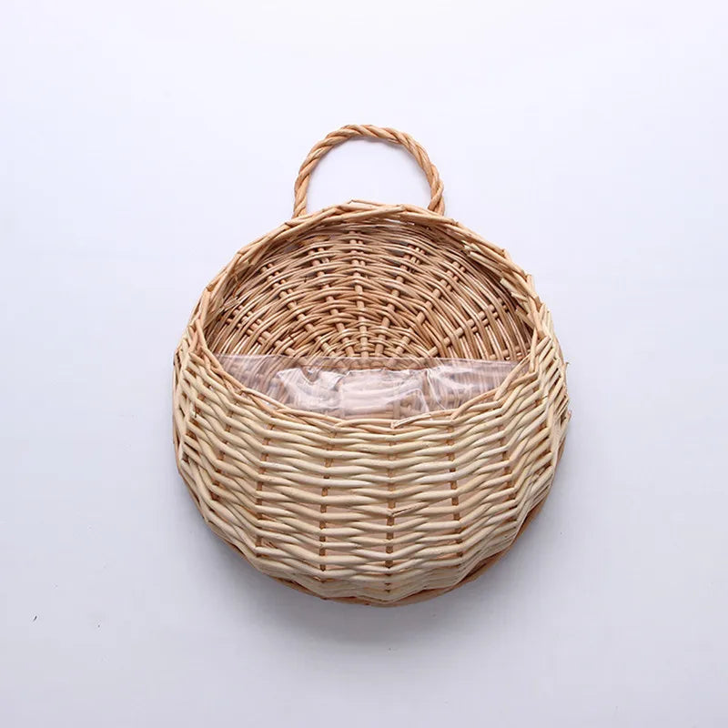 Panier mural en osier pour un rangement astucieux, alliant fonctionnalité et style naturel dans la maison.
