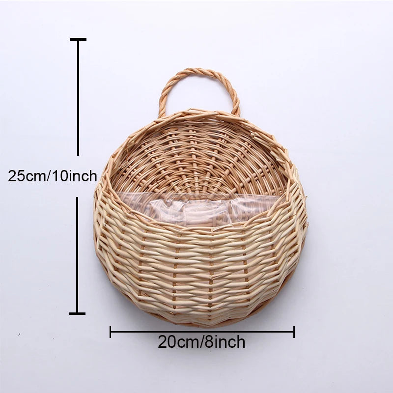 Panier mural en rotin fait main, un accessoire décoratif polyvalent pour tout type d'intérieur.