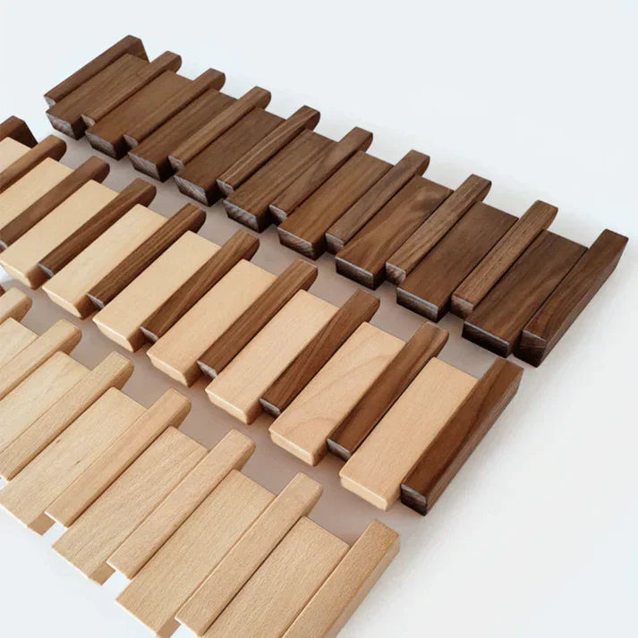 Porte-manteau mural décoratif en bois de hêtre, design épuré, idéal pour tout intérieur moderne.