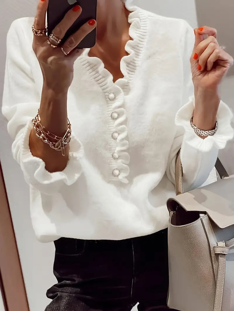 Pull blanc doux et élégant pour femme, manches longues. Confort automnal chaleureux, style casual chic.