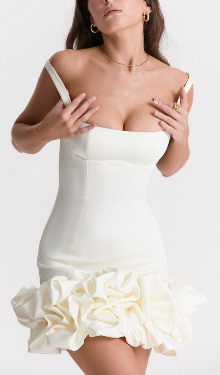 Robe mini élégante femme à encolure carrée et bretelles fines. Coupe ajustée parfaite pour soirée ou été.