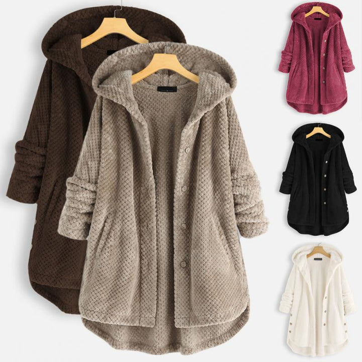 Élégante veste réversible FleeceFinesse pour femme, offrant deux styles décontractés en un, avec capuche.