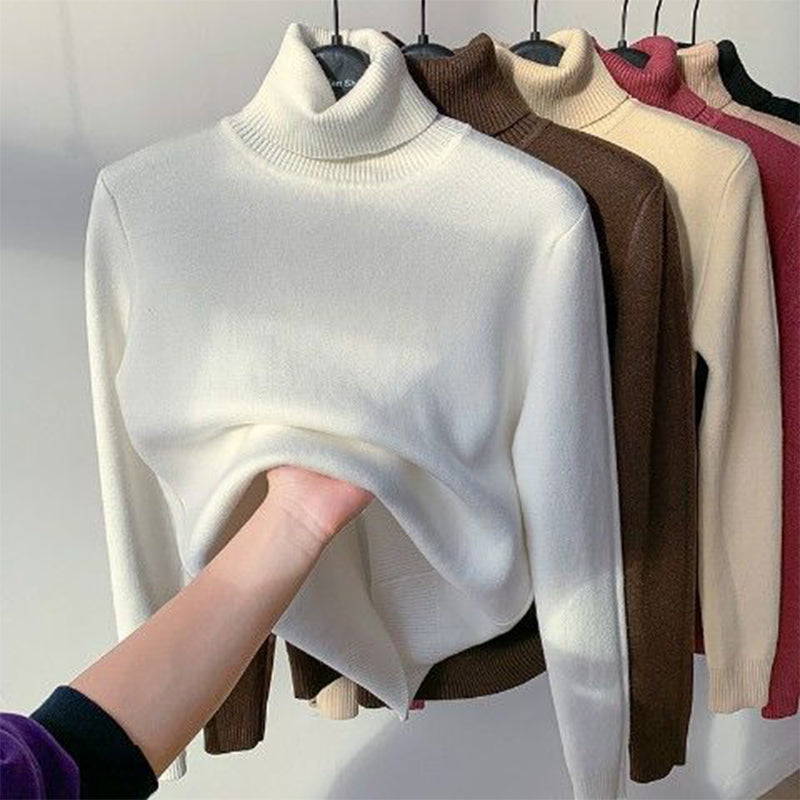 Pull col roulé femme en polaire douce, plié élégamment, prêt à porter pour un hiver confortable et stylé.