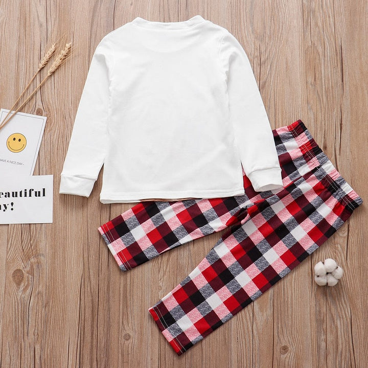 Vêtements famille Noël confortables et tendance, motif cerf. Parfaits pour des fêtes de fin d'année stylées.