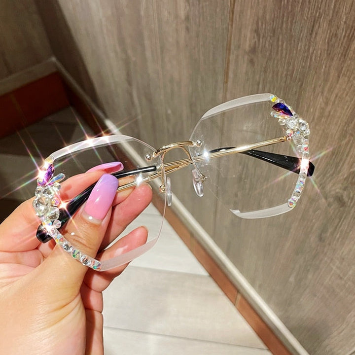 Simplement élégantes: lunettes de soleil vintage sans monture à strass. Pour femmes, protection UV400, accessoire mode été.