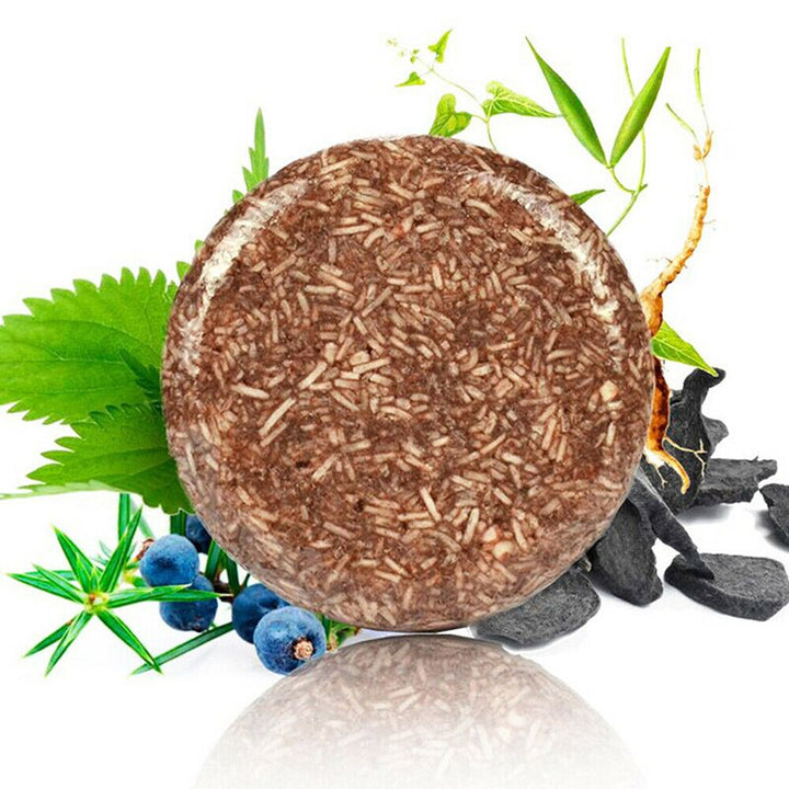 Application du shampooing bio assombrissant. Soin naturel pour retrouver la couleur et l'éclat des cheveux.