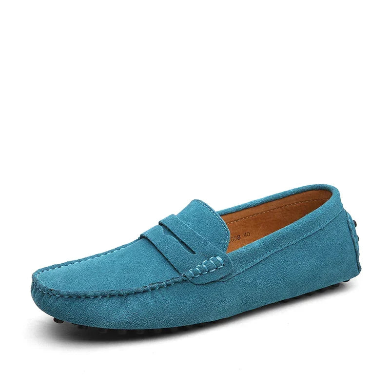 Vue latérale mocassins SuaveStride : semelle anti-dérapante et cuir souple pour hommes.