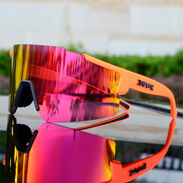Lunettes de soleil de cyclisme avec protection UV, verres réfléchissants pour athlètes.
