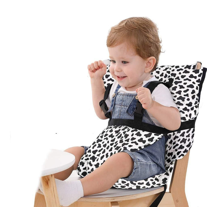 Chaise haute bébé portable et lavable avec harnais, parfaite pour les repas en déplacement.