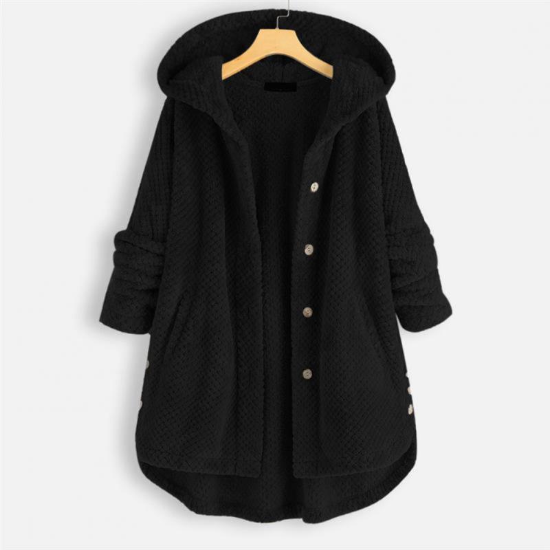 Femme portant une veste à capuche FleeceFinesse réversible, confortable et mode, parfaite pour l'extérieur.