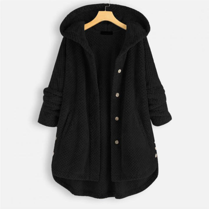 Femme portant une veste à capuche FleeceFinesse réversible, confortable et mode, parfaite pour l'extérieur.