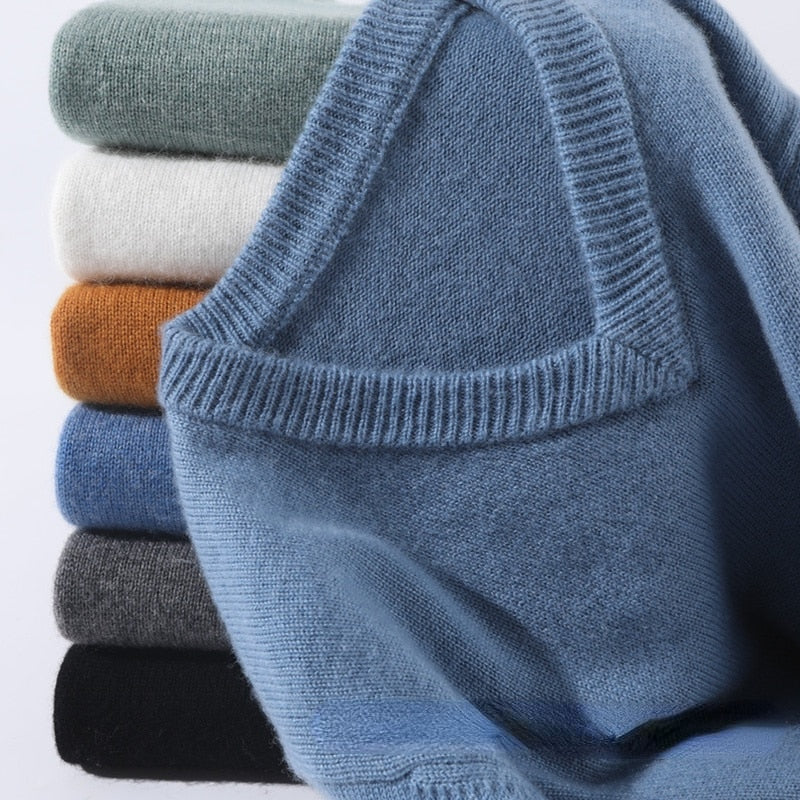 Pull col rond homme noir, parfait pour une élégance décontractée. Style intemporel masculin.