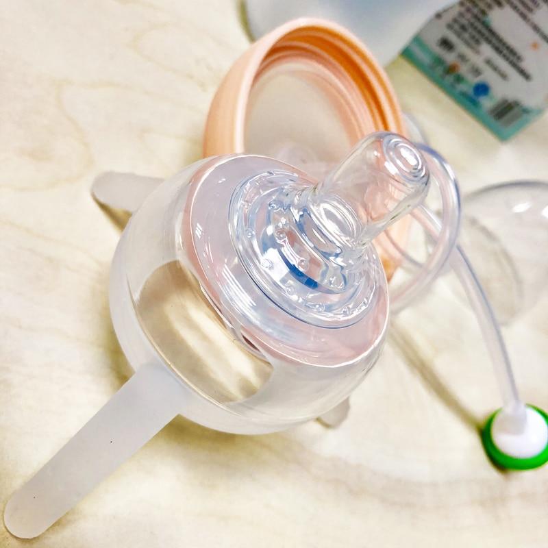 Biberon mains-libres innovant pour bébé, permettant une alimentation facile et une parentalité sereine.