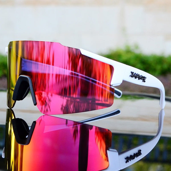 Design moderne: lunettes de soleil sportives réfléchissantes, idéales pour le vélo et le plein air.