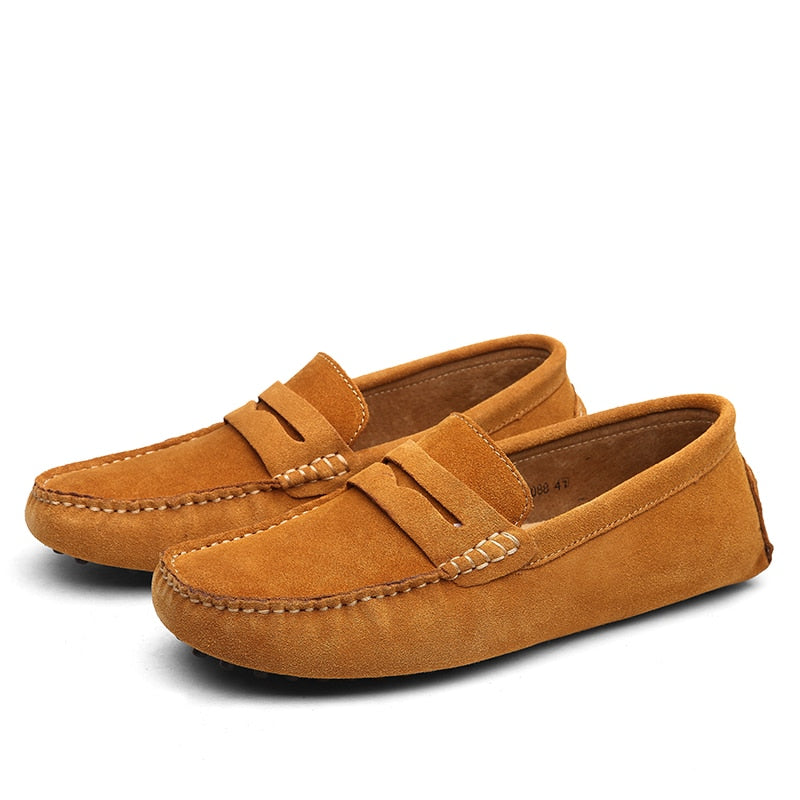 Paire de mocassins homme en cuir. Élégance et confort réunis pour un style raffiné et polyvalent.