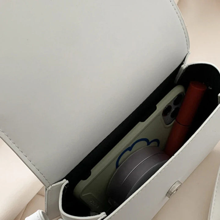 Sac bandoulière pour fille, similicuir, design épuré et compact, accessoire de mode pour un style affirmé.
