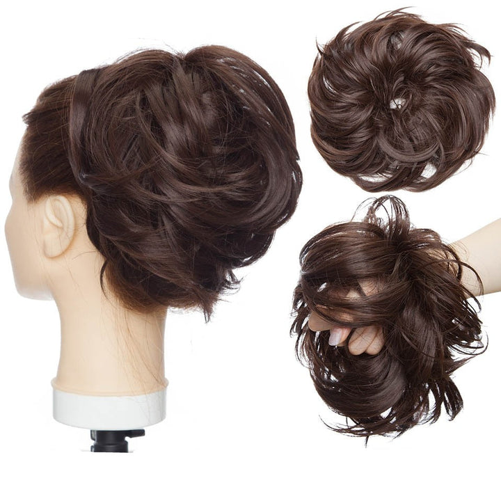 Chouchou chignon désordonné, parfait pour ajouter volume et texture aux cheveux femme.