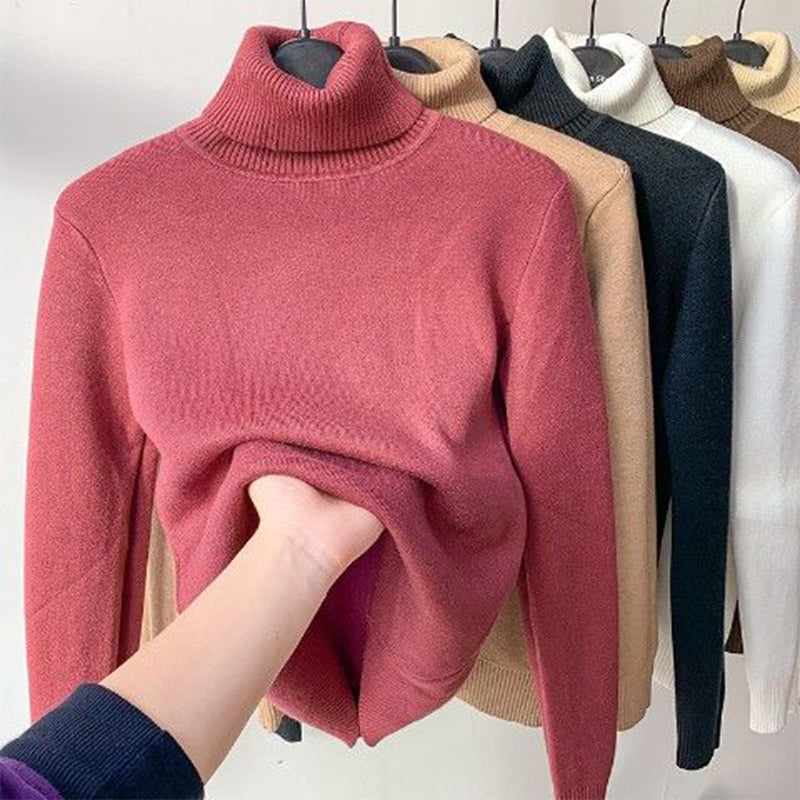 Détail du tricot de ce pull col roulé polaire femme, chaud et confortable, un essentiel élégant pour l'hiver.