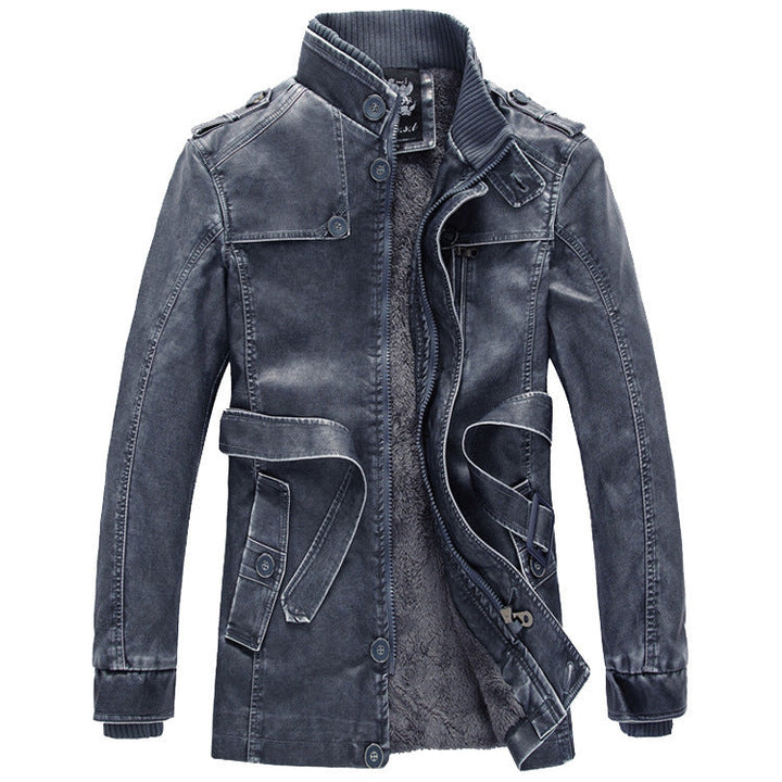 Silhouette élégante du manteau homme en cuir mi-long à col montant. Idéal mode urbaine et hivernale.