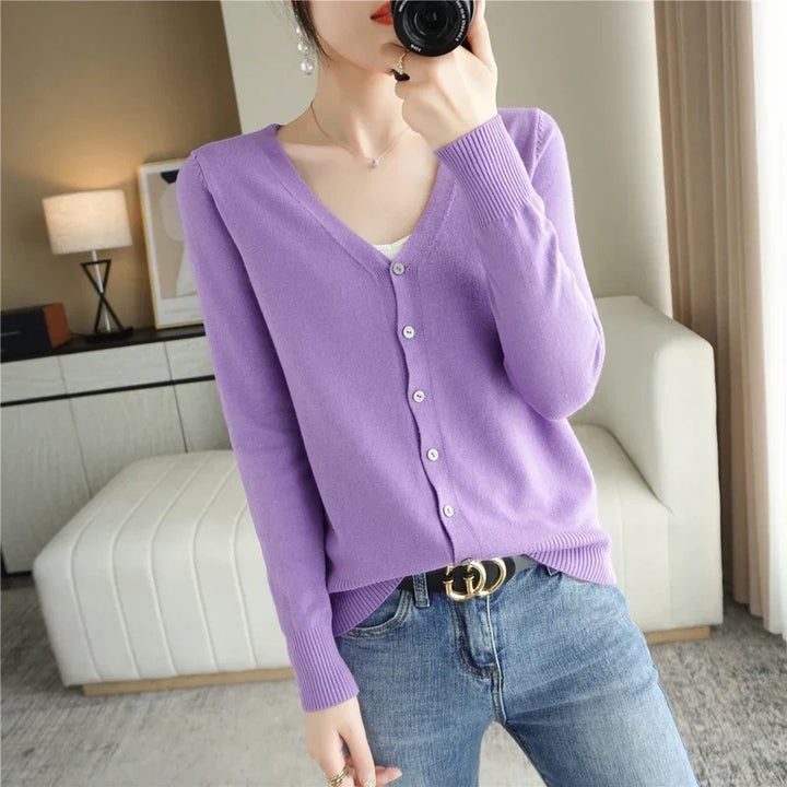 Cardigan Léa femme tricoté sous différents angles. Pull polyvalent, élégant et confortable, mode intemporelle.