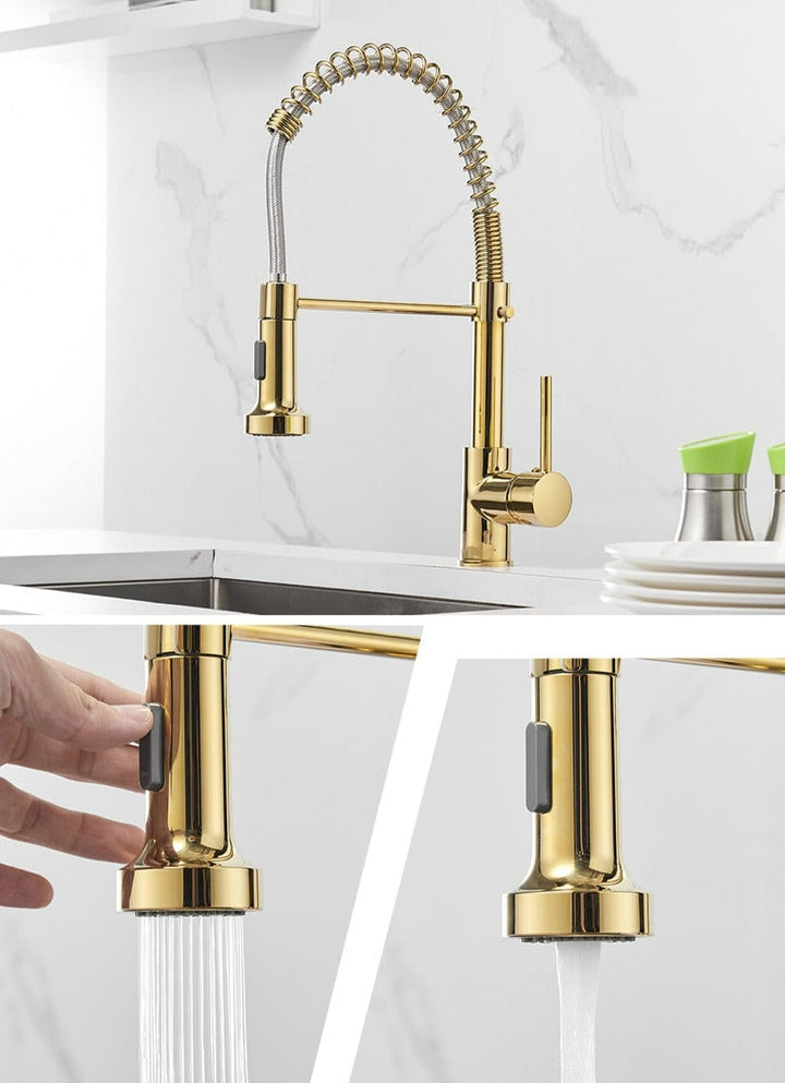 Robinet de cuisine design or brossé avec douchette extensible intégrée.