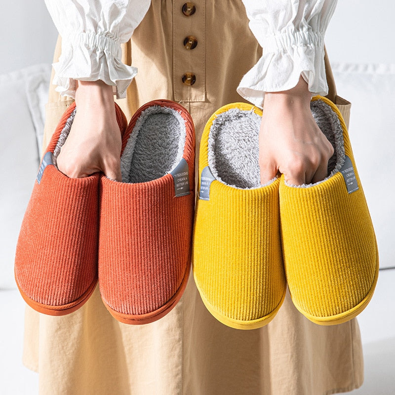 Chaussons confortables pour l'hiver, en coton moelleux, offrant chaleur et douceur pour l'intérieur.