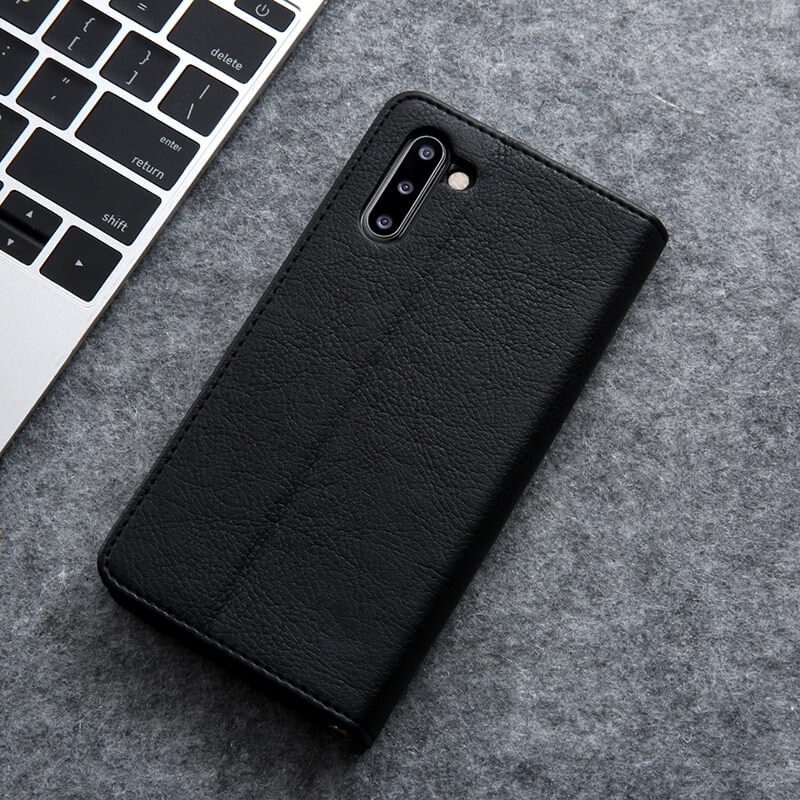 Accessoire essentiel : étui en cuir pour iPhone, protection intégrale, fermeture magnétique.