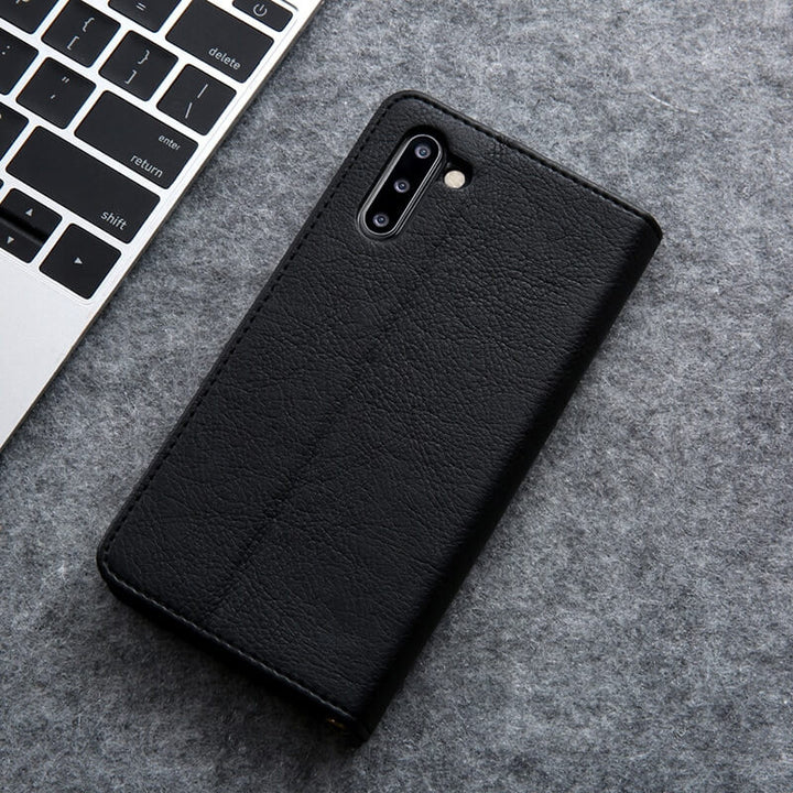 Accessoire essentiel : étui en cuir pour iPhone, protection intégrale, fermeture magnétique.