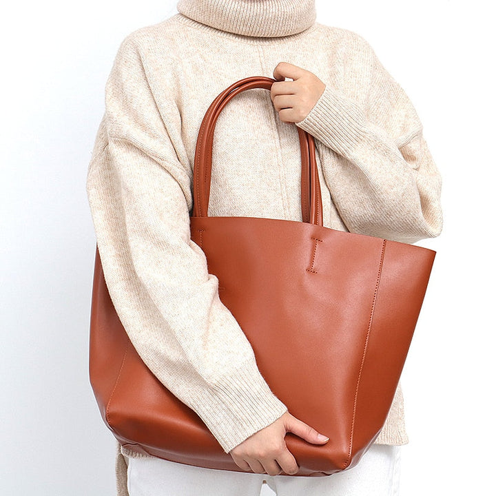 Sac à main en cuir véritable, modèle cabas, alliant élégance et fonctionnalité pour femme.