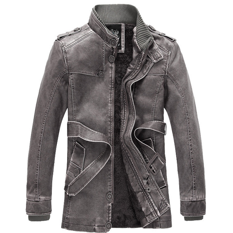 Manteau homme chic en cuir mi-long, col montant. Look sophistiqué pour la mode urbaine et l'hiver.