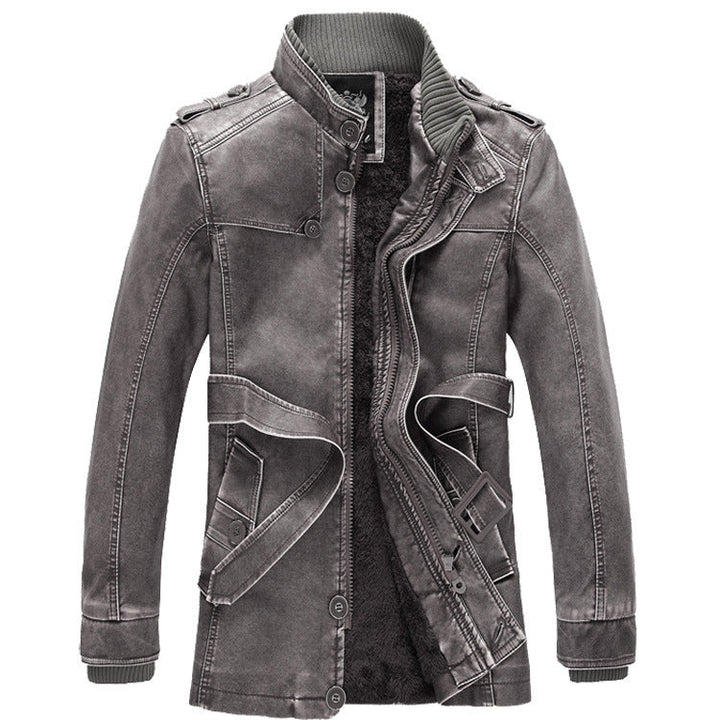 Manteau homme chic en cuir mi-long, col montant. Look sophistiqué pour la mode urbaine et l'hiver.