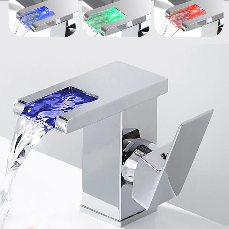Accessoire de salle de bain: robinet LED innovant avec affichage lumineux de la température de l'eau.