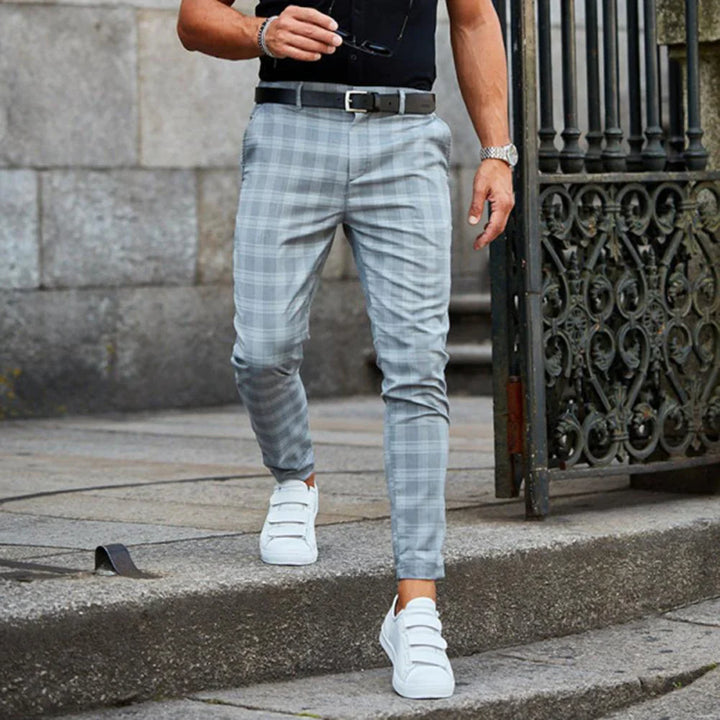 Pantalon homme décontracté en lin avec motif carreaux. Coupe slim fit extensible pour confort et style moderne.
