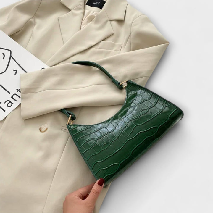 Sac à main rouge en cuir brillant, accessoire femme élégant et audacieux pour la mode.