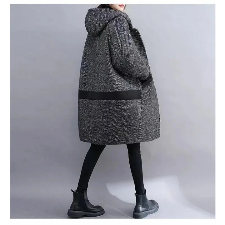 Manteau vintage femme, coupe ample et chaude avec capuche. Idéal pour un look décontracté chic en hiver.