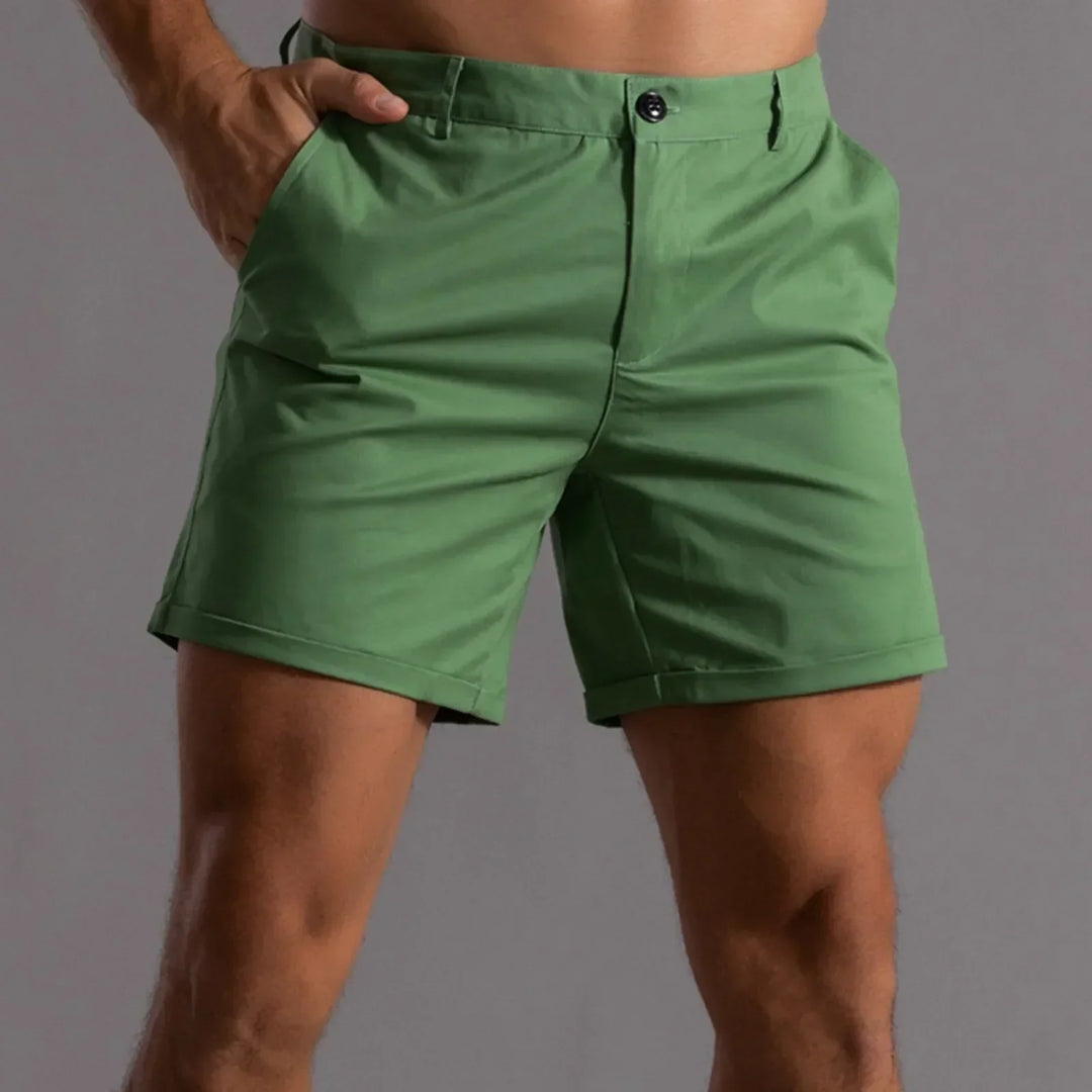 Short chino homme vert kaki pour un look décontracté et élégant, parfait pour vos sorties estivales.