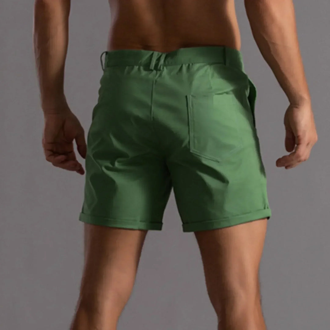 Short chino homme terracotta, pièce maîtresse d'une garde-robe estivale, confortable et polyvalent.