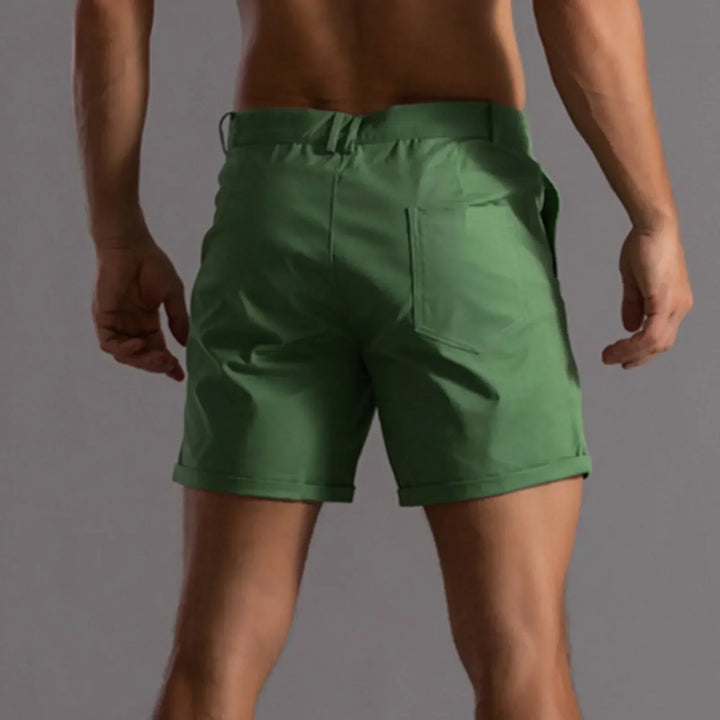 Short chino homme terracotta, pièce maîtresse d'une garde-robe estivale, confortable et polyvalent.