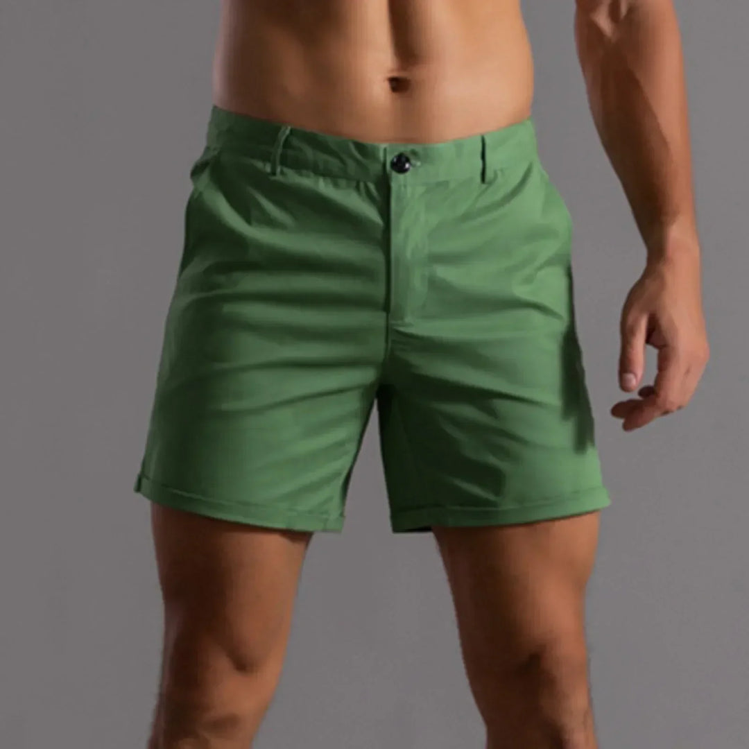 Short chino homme gris clair en coton léger et respirant, vêtement essentiel pour l'été.
