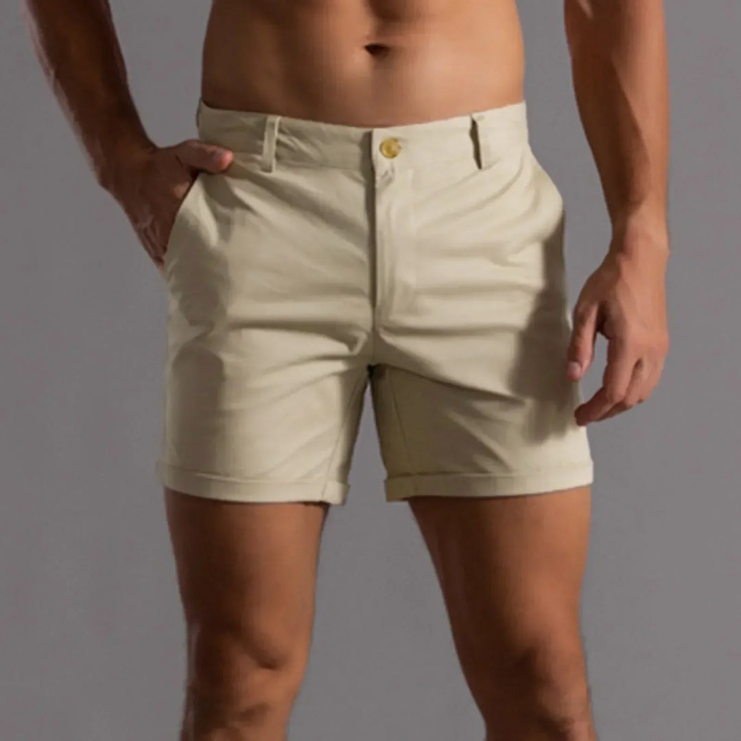 Short chino homme beige, coupe ajustée, idéal pour un look élégant et décontracté d'été.