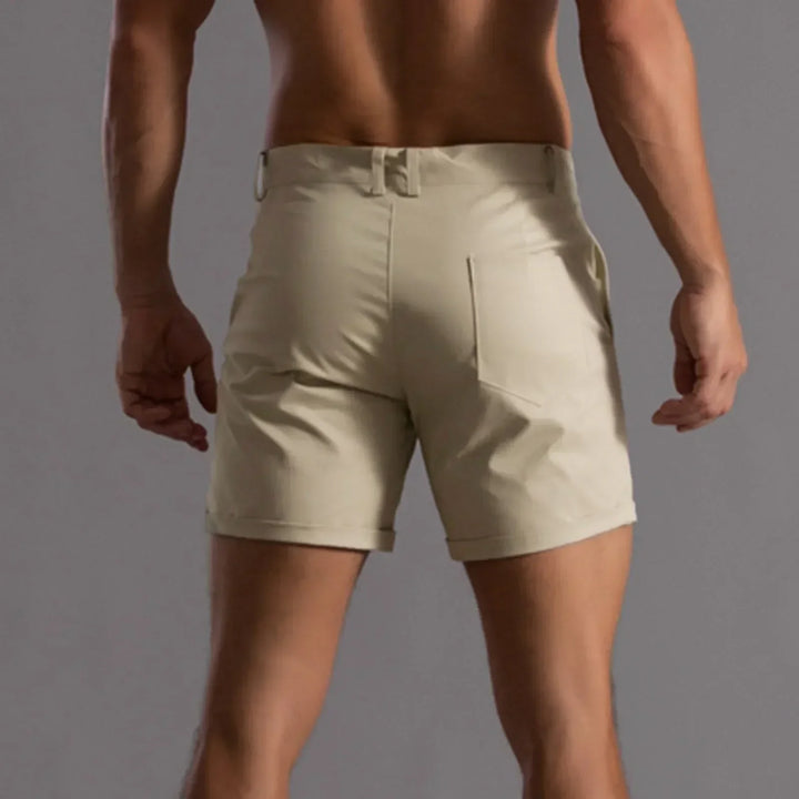 Short chino homme blanc, look élégant et décontracté pour une mode masculine estivale raffinée.