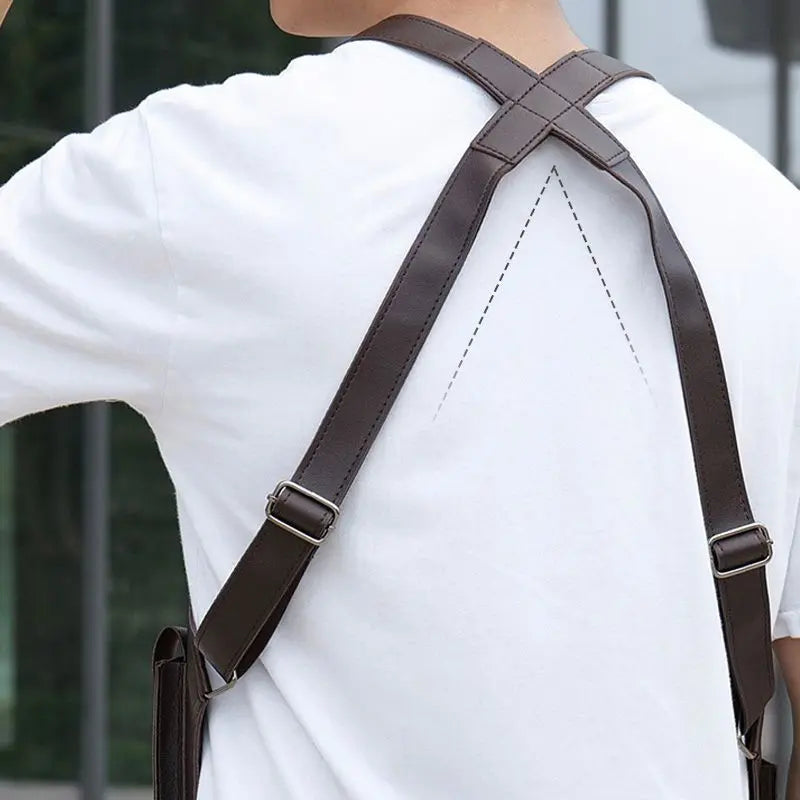 Vue latérale du sac organisateur pour homme, mince mais spacieux, pour un transport facile.