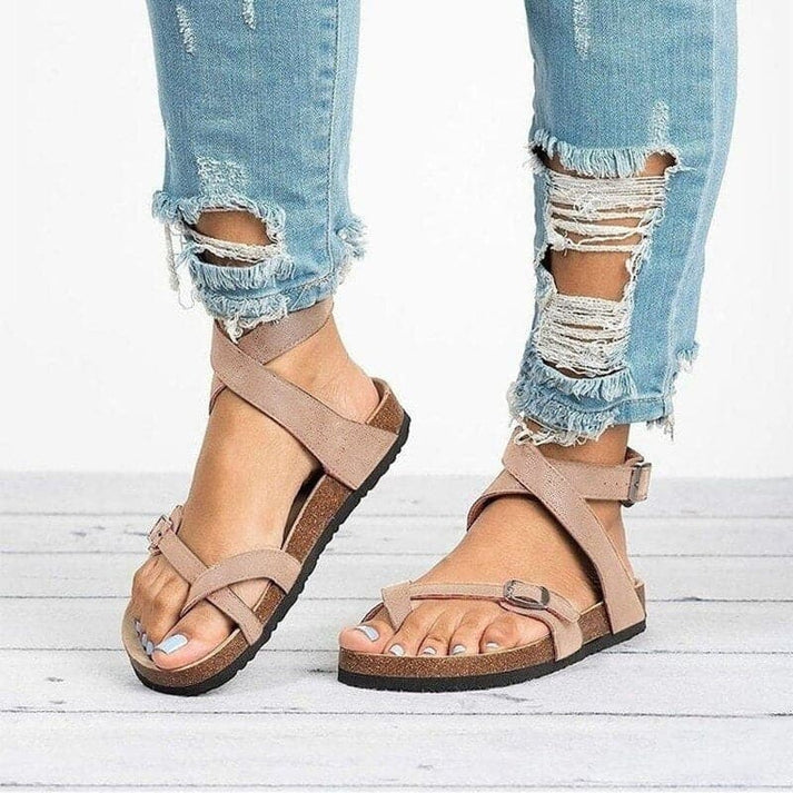 Sandales plates femme pour l'été, élégantes et ajustables, offrant confort et style chic pour les vacances.