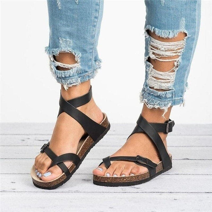 Sandales plates femme chic et confortables, avec brides ajustables, idéales pour la mode estivale décontractée.