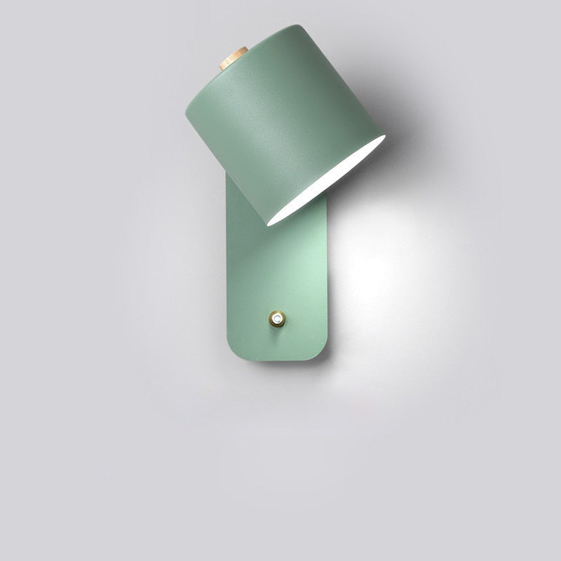 Applique murale LED LuminaStyle, adaptable à tout intérieur moderne, lumière efficace et design soigné.