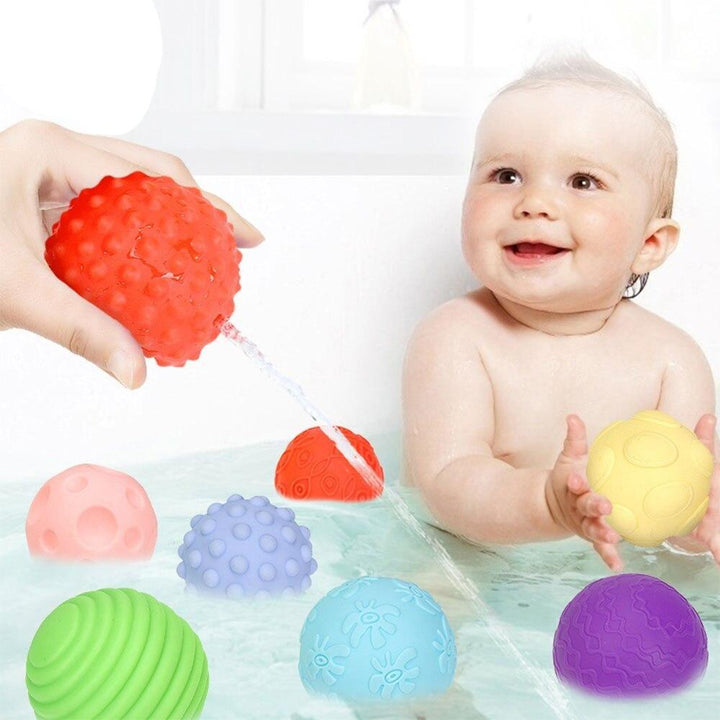Lot de 6 balles sensorielles texturées pour bébé, favorisant l'éveil et le développement de la motricité fine.