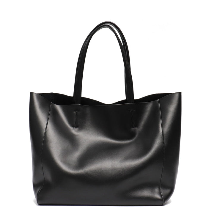 Sac cabas femme en cuir souple, accessoire de maroquinerie indispensable pour un look chic.
